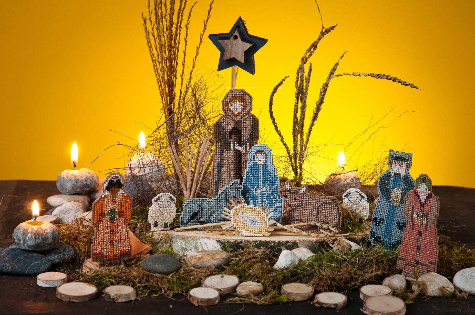 Grille broderie point de croix : creche de Noel a broder sur toiles perforees. Par Francoise Dieuzaide, DMC, 6 pages.