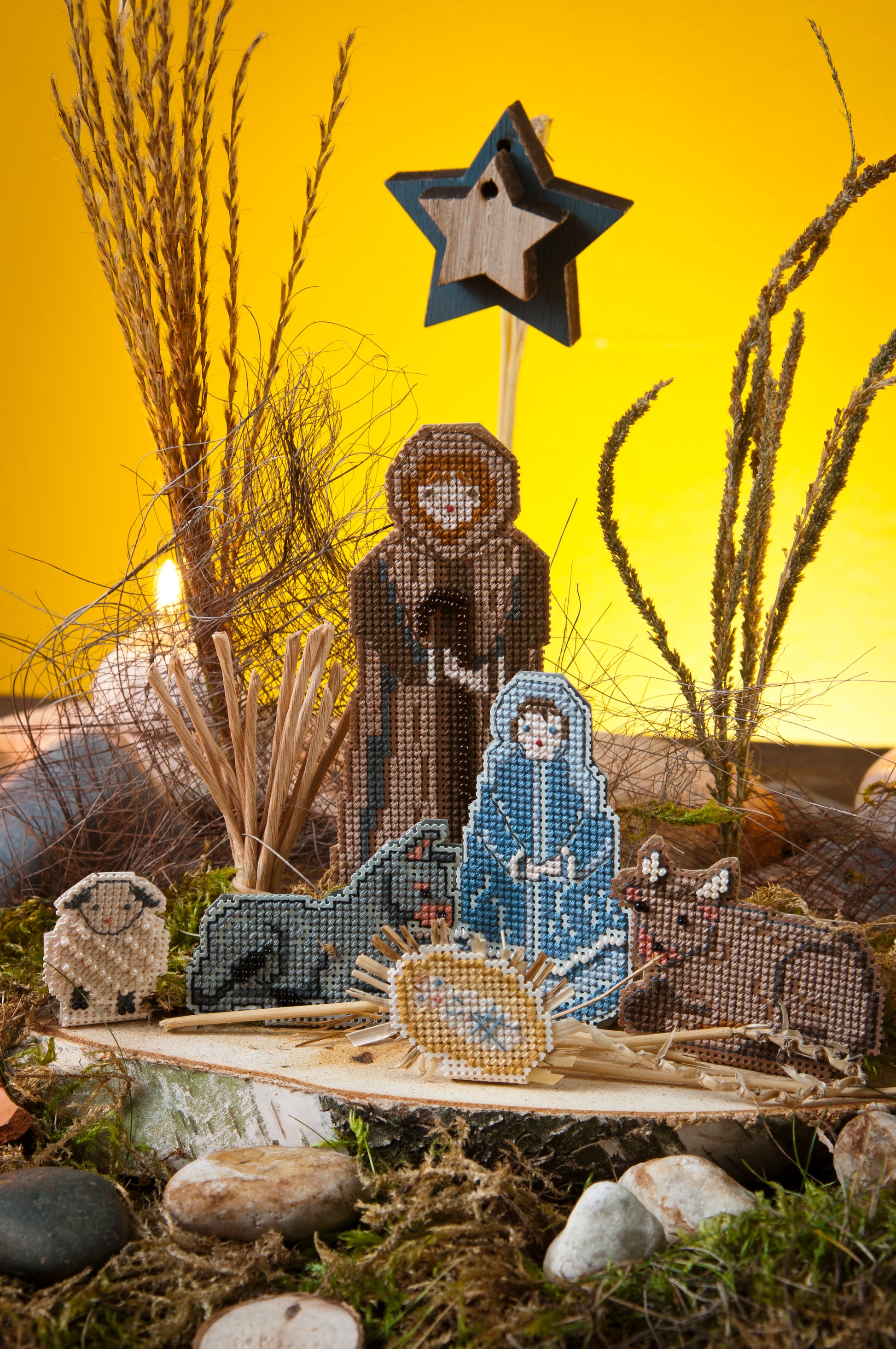 Grille broderie point de croix : creche de Noel a broder sur toiles perforees. Par Francoise Dieuzaide, DMC, 6 pages.