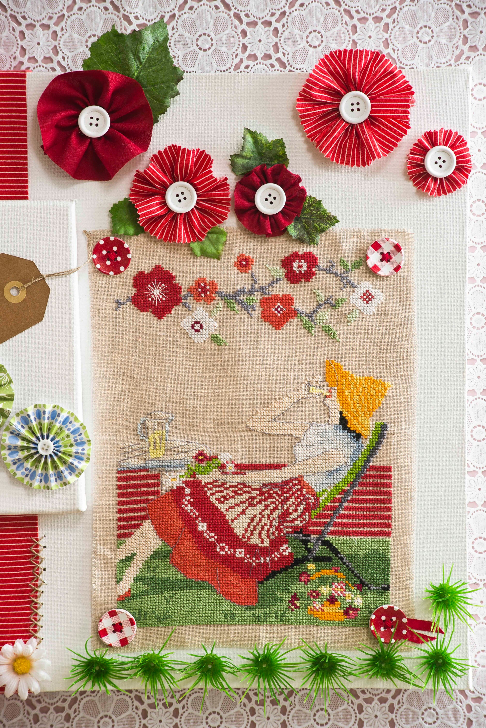 Grille point de croix – La dame au transat, détail frise : frise décorative florale 96×35 pts brodée sur toile de lin naturel DMC 842, esprit home déco créatif – Création Point de Croix