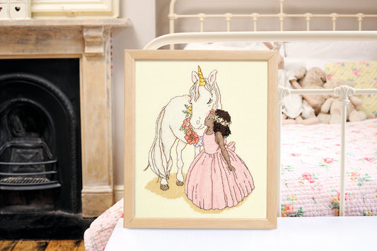 Grille de broderie au point de croix : La licorne, scène féerique et romantique. 6 pages avec symboles et références DMC. À broder sur Aïda ou lin.