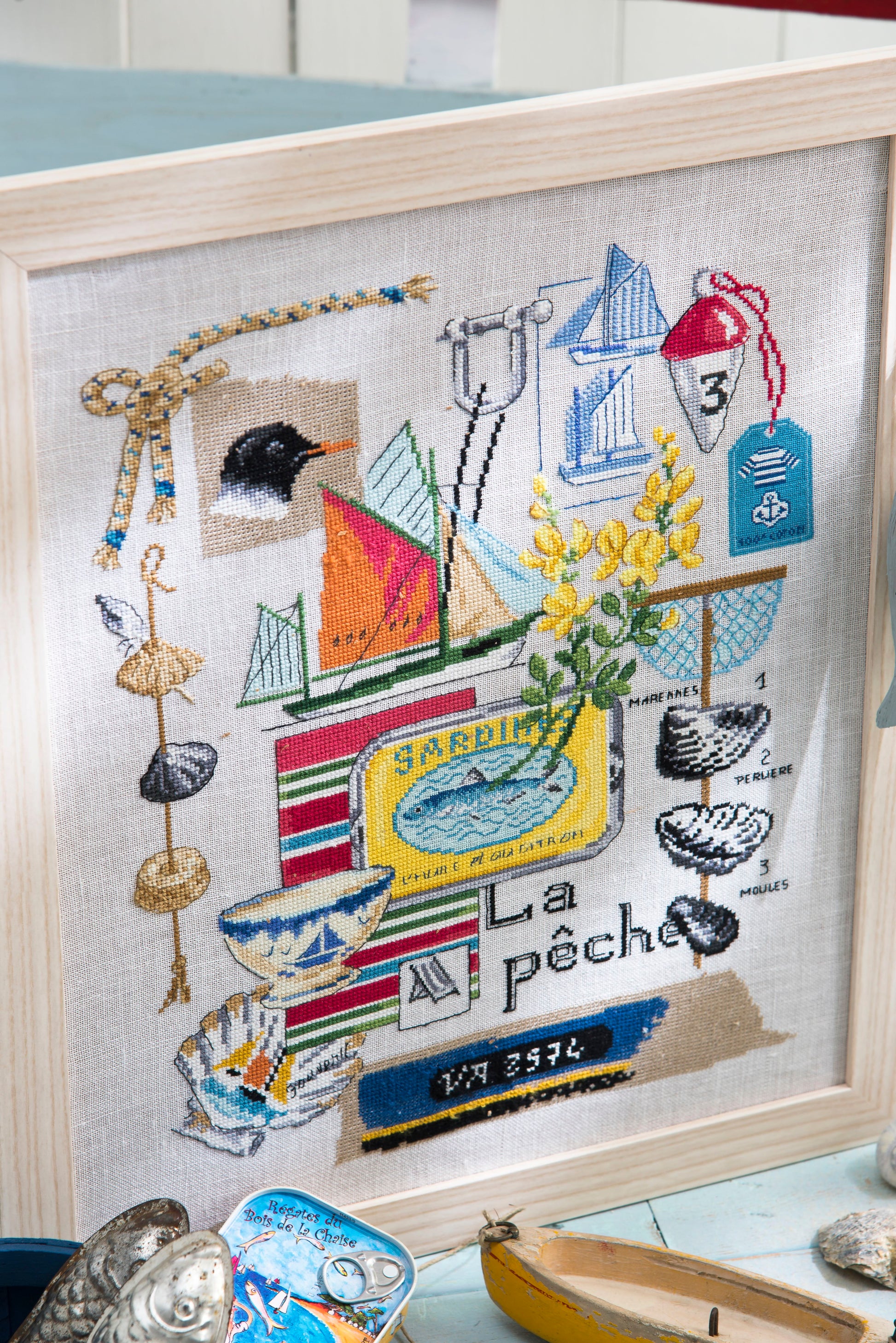 Grille de broderie point de croix : La pêche, bateaux, coquillages et mouette. 224x200 points, 6 pages, couleurs DMC. Aïda ivoire.