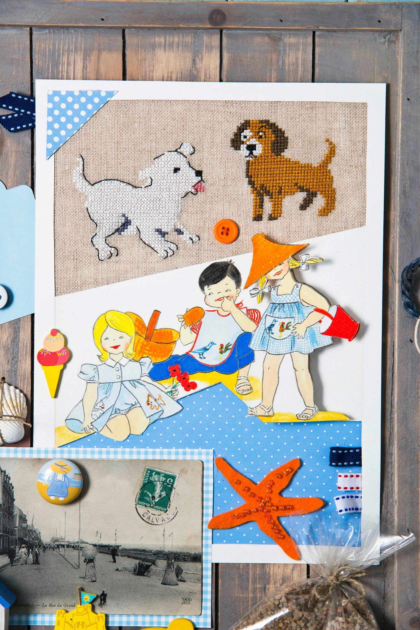 Grille point de croix – La plage, vue d'ensemble : tableau bord de mer avec broderies, étoile de mer, papiers coordonnés et objets de collection, ambiance vacances estivales – Création Point de Croix"