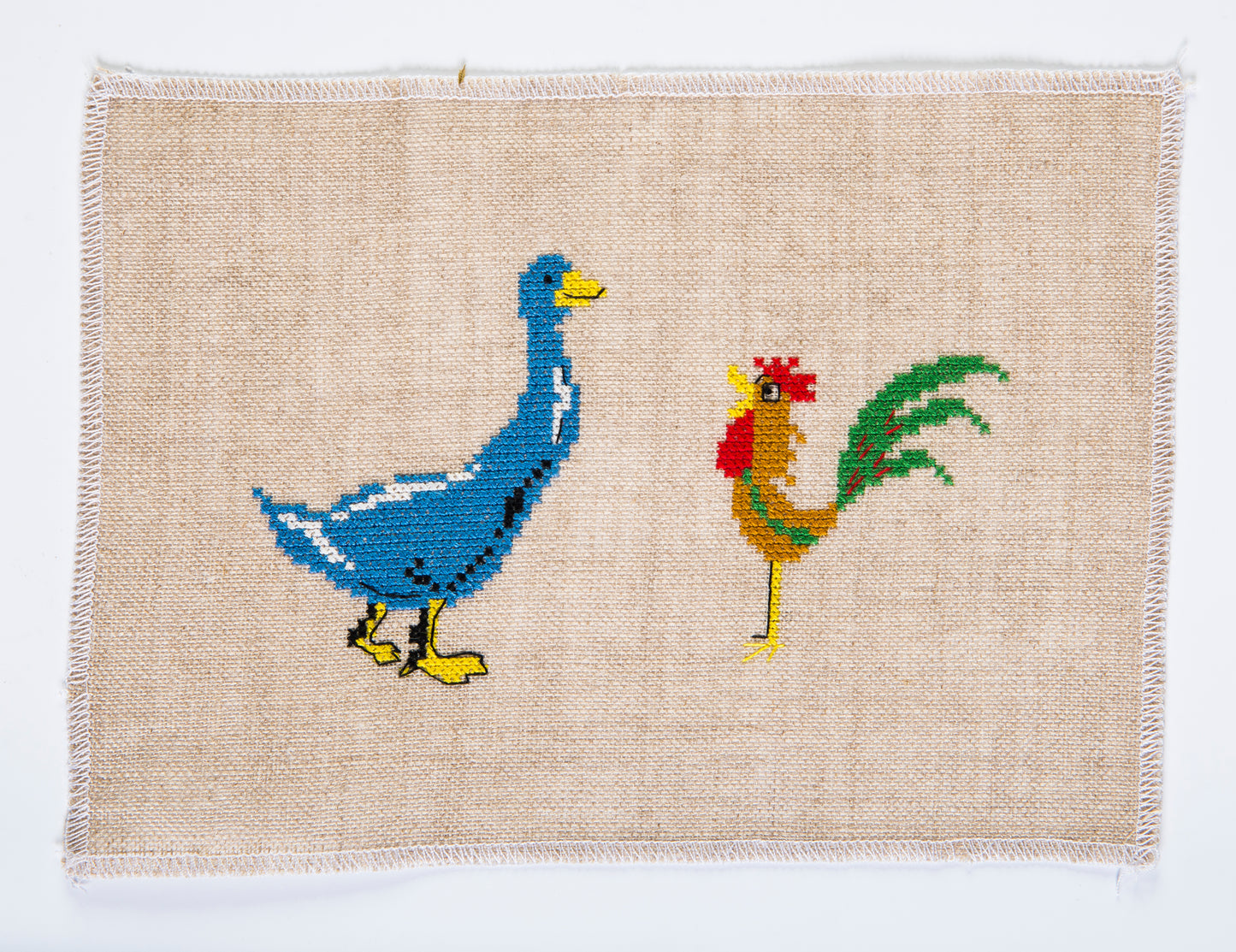 Grille point de croix – La plage, détail volatiles : oiseaux marins 86×50 pts brodés sur toile de lin DMC 842, tons marins et ambiance bord de mer – Création Point de Croix