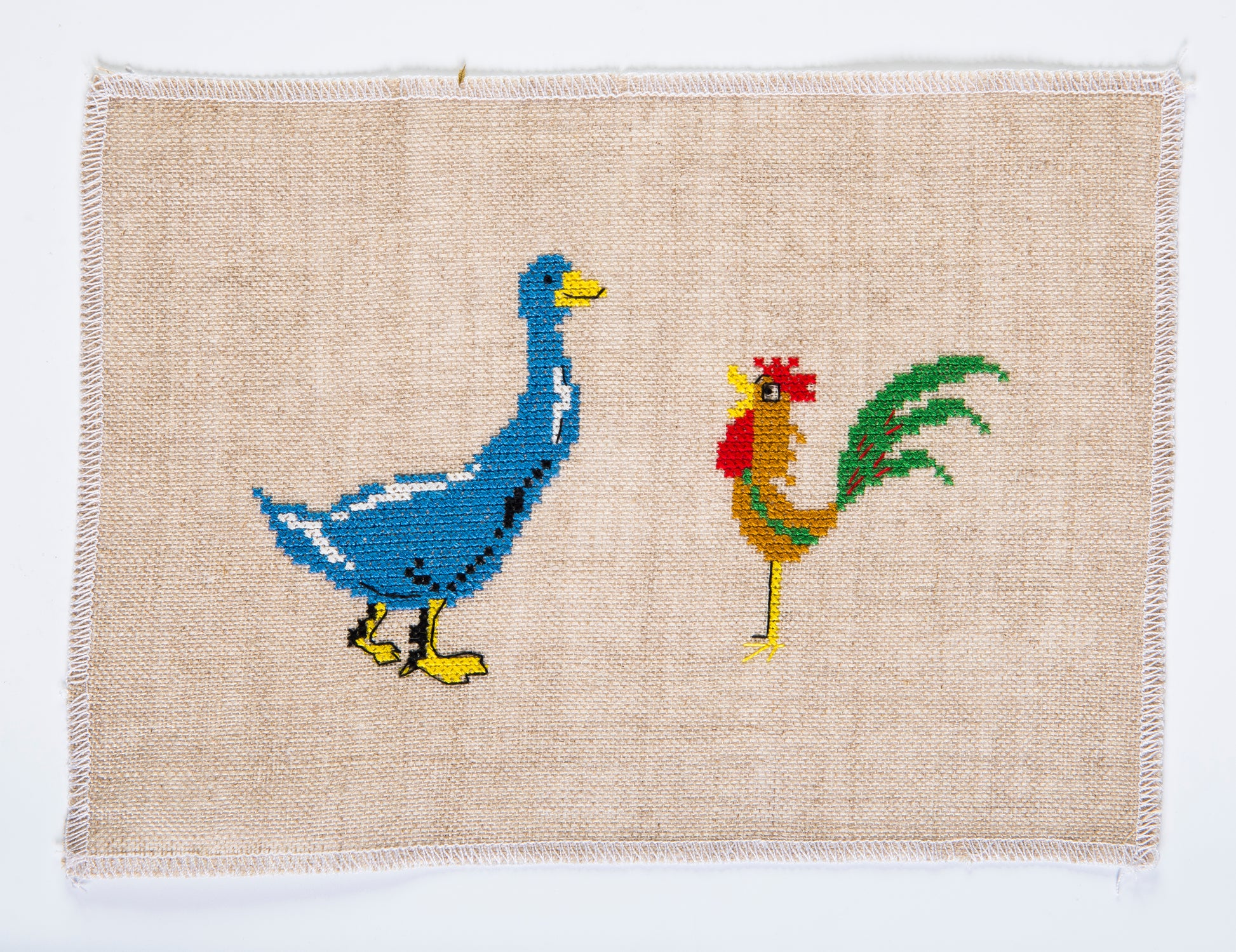 Grille point de croix – La plage, détail volatiles : oiseaux marins 86×50 pts brodés sur toile de lin DMC 842, tons marins et ambiance bord de mer – Création Point de Croix