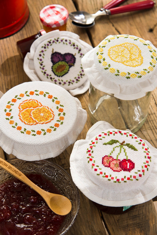 Grille de broderie point de croix : étiquettes confitures orange, citron, cerise, prune. 4 pages, couleurs DMC. À broder sur Aïda blanc.