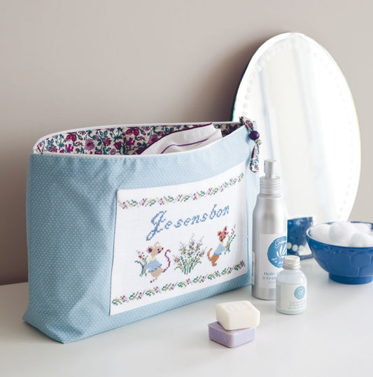 Grille broderie point de croix : trousse de toilette bébé avec petite souris. Imprimée en couleur sur 4 pages. Réf. DMC incluses.