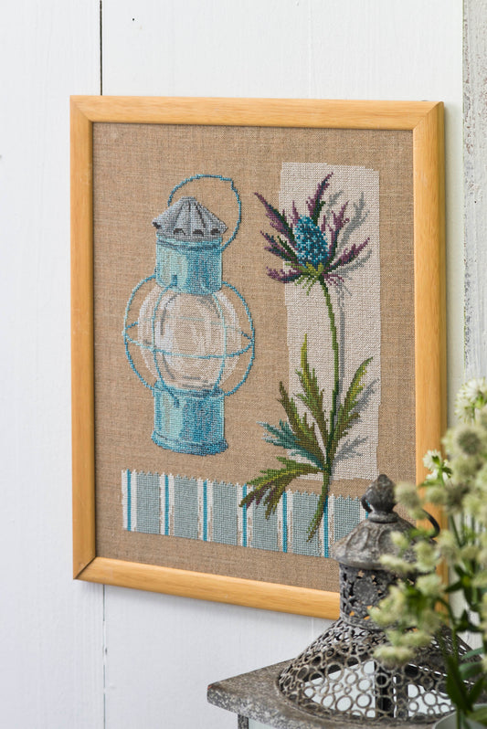 Grille broderie point de croix : Lanterne et chardon bleu, motif floral. 187x138 points, 4 pages, couleurs DMC. Lin bis.