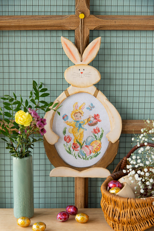 Grille de broderie point de croix : lapin fête Pâques par V. Enginger. Réf. DMC incluse. À broder sur Aïda. Création Point de Croix.