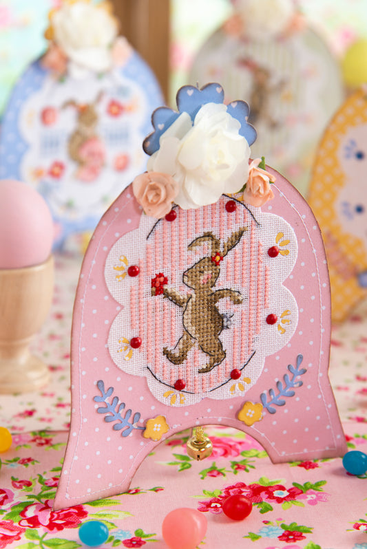 Grille de broderie point de croix « Lapins de Pâques » : trois motifs de lapins colorés à broder sur lin 11 fils. Imprimée avec symboles et couleurs DMC sur 6 pages.