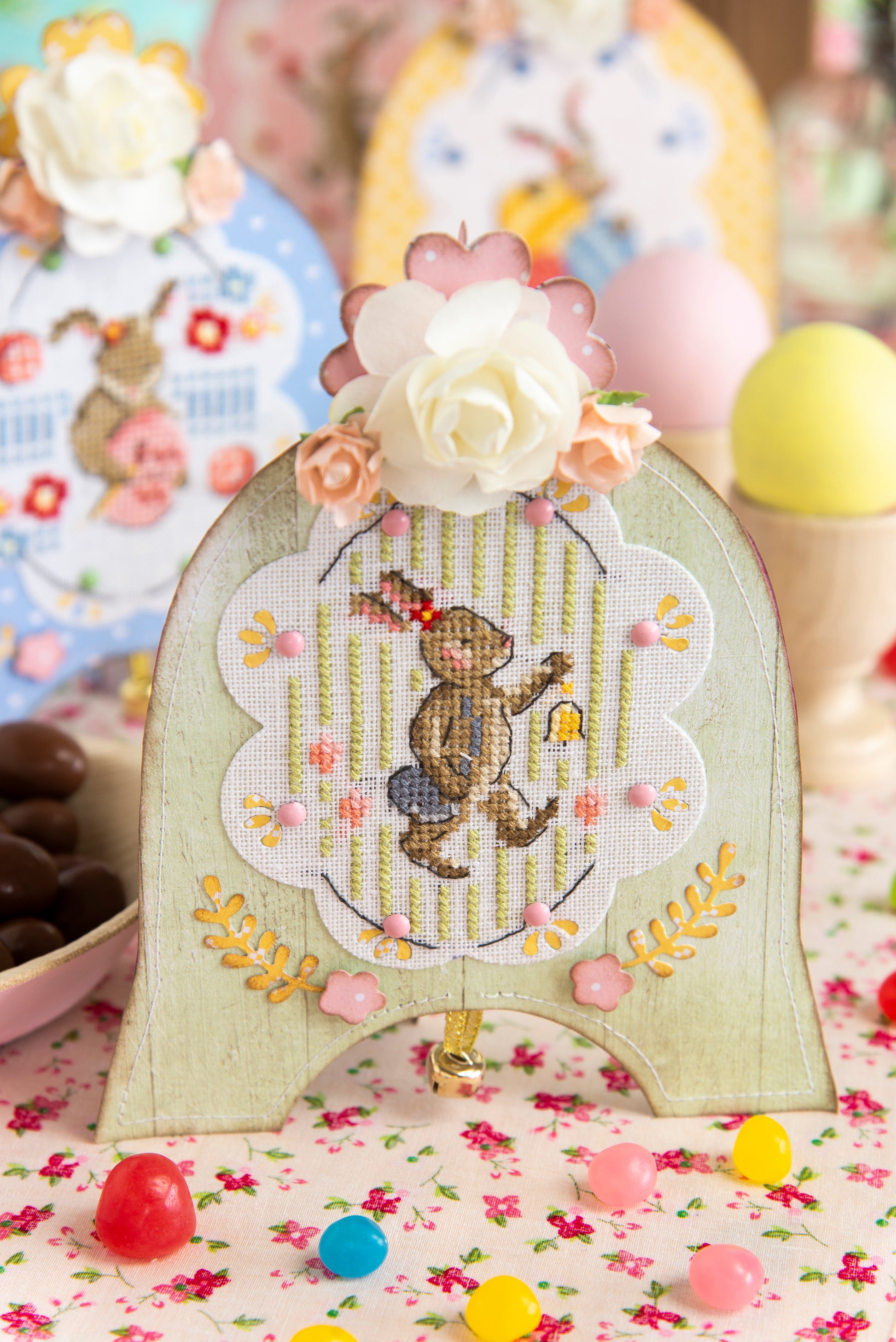 Grille de broderie point de croix « Lapins de Pâques » : trois motifs de lapins colorés à broder sur lin 11 fils. Imprimée avec symboles et couleurs DMC sur 6 pages.