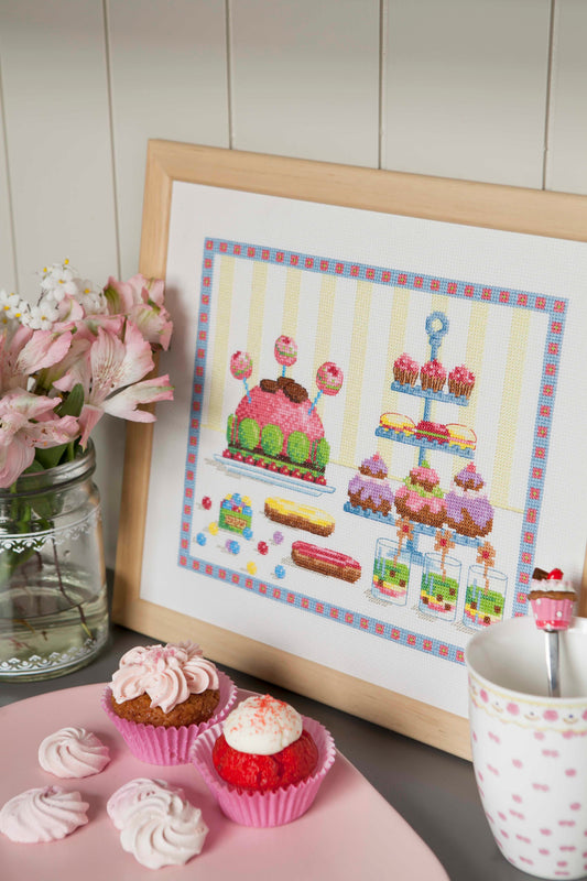 Grille de point de croix Le brunch aux cupcakes : pâtisseries trompe-l'œil sur Aïda 5,5 pts blanc. 118 x 139 points. Références DMC sur 6 pages.