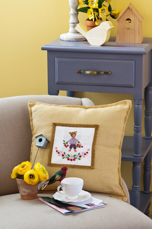Grille point de croix Le coussin floral romantique – Motif fleuri avec dentelle brodé sur toile de lin, décoration intérieure, Création Point de Croix