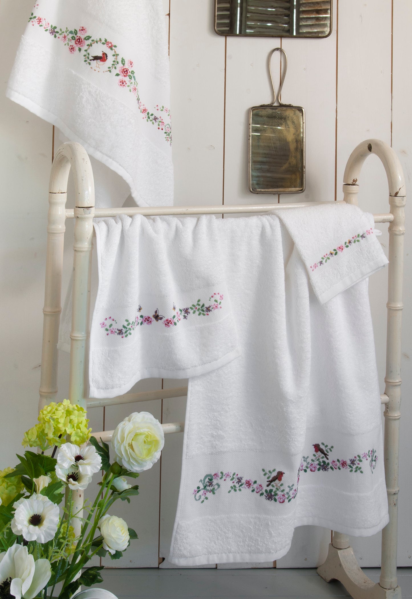 Grille point de croix Le linge de bain – Frises fleurs oiseaux et papillons style Versailles brodées sur linge de toilette blanc, Création Point de Croix