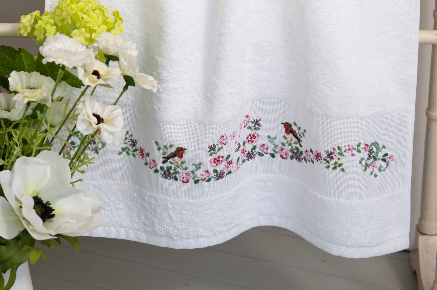 Grille point de croix Le linge de bain – Frises fleurs oiseaux et papillons style Versailles brodées sur linge de toilette blanc, Création Point de Croix1