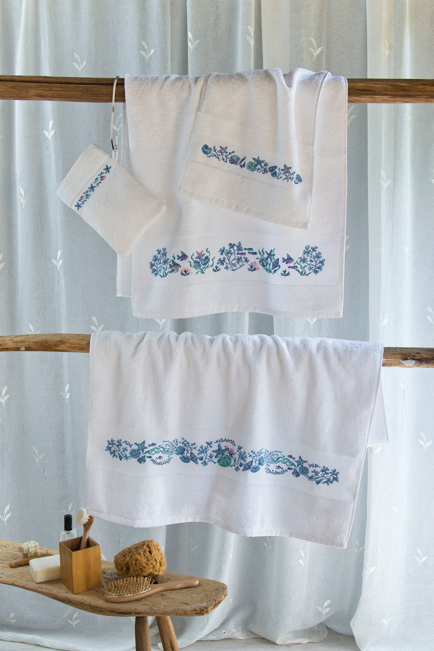 Grille point de croix : linge de bain à broder sur Aïda blanc. 4 tailles (gant, serviette invité, serviette, drap). 8 pages DMC. Dessiné par V. Enginger.