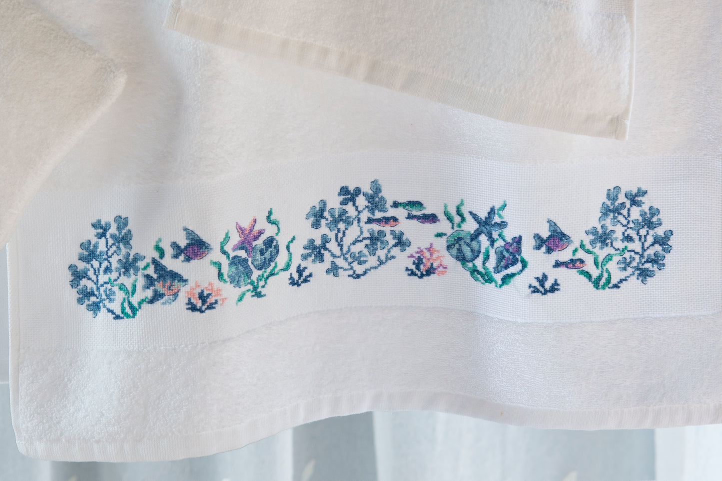 Grille point de croix : linge de bain à broder sur Aïda blanc. 4 tailles (gant, serviette invité, serviette, drap). 8 pages DMC. Dessiné par V. Enginger.