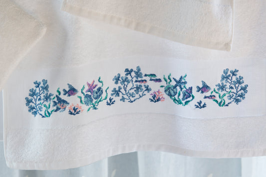 Grille point de croix : linge de bain à broder sur Aïda blanc. 4 tailles (gant, serviette invité, serviette, drap). 8 pages DMC. Dessiné par V. Enginger.