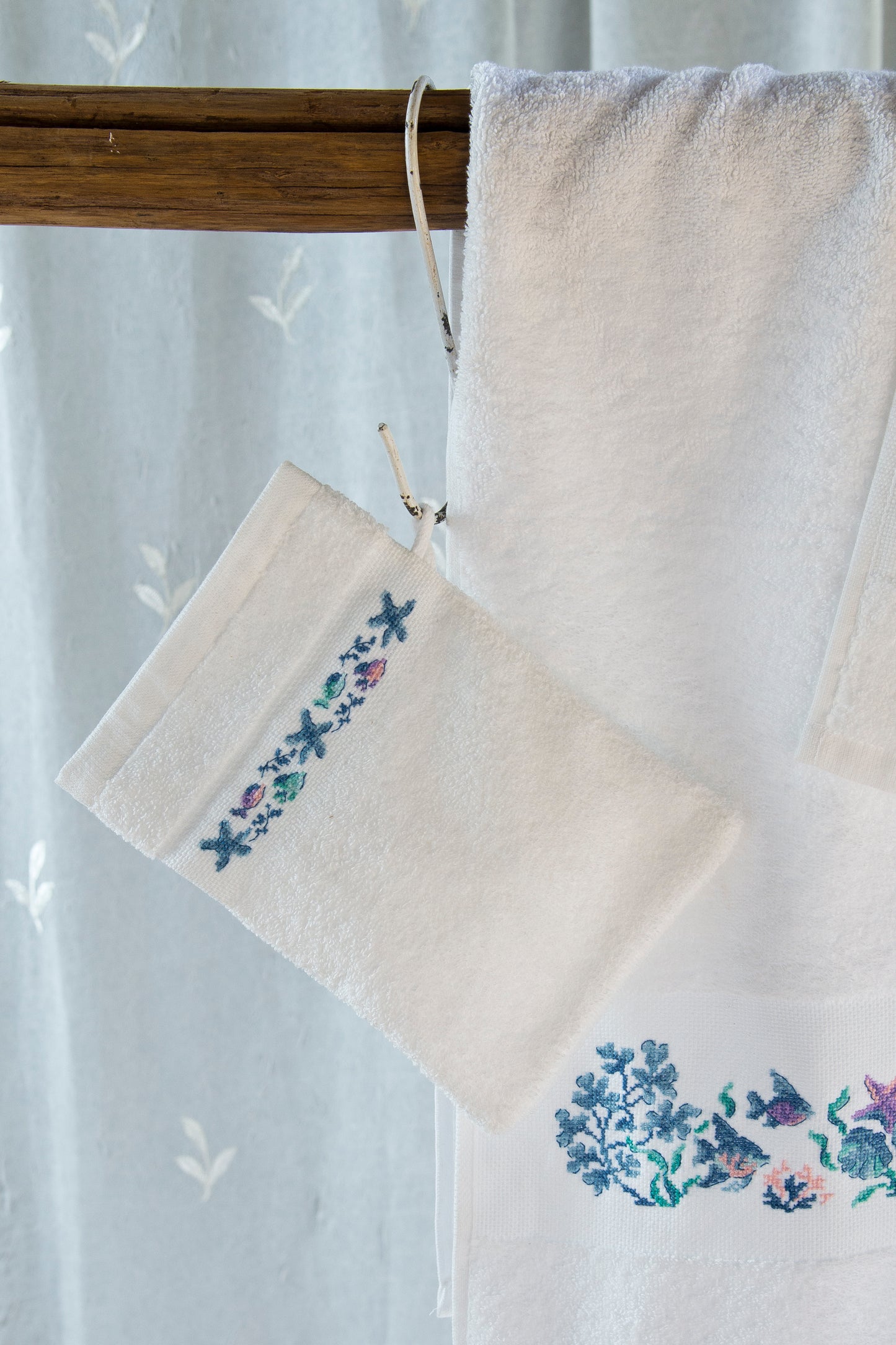 Grille point de croix : linge de bain à broder sur Aïda blanc. 4 tailles (gant, serviette invité, serviette, drap). 8 pages DMC. Dessiné par V. Enginger.