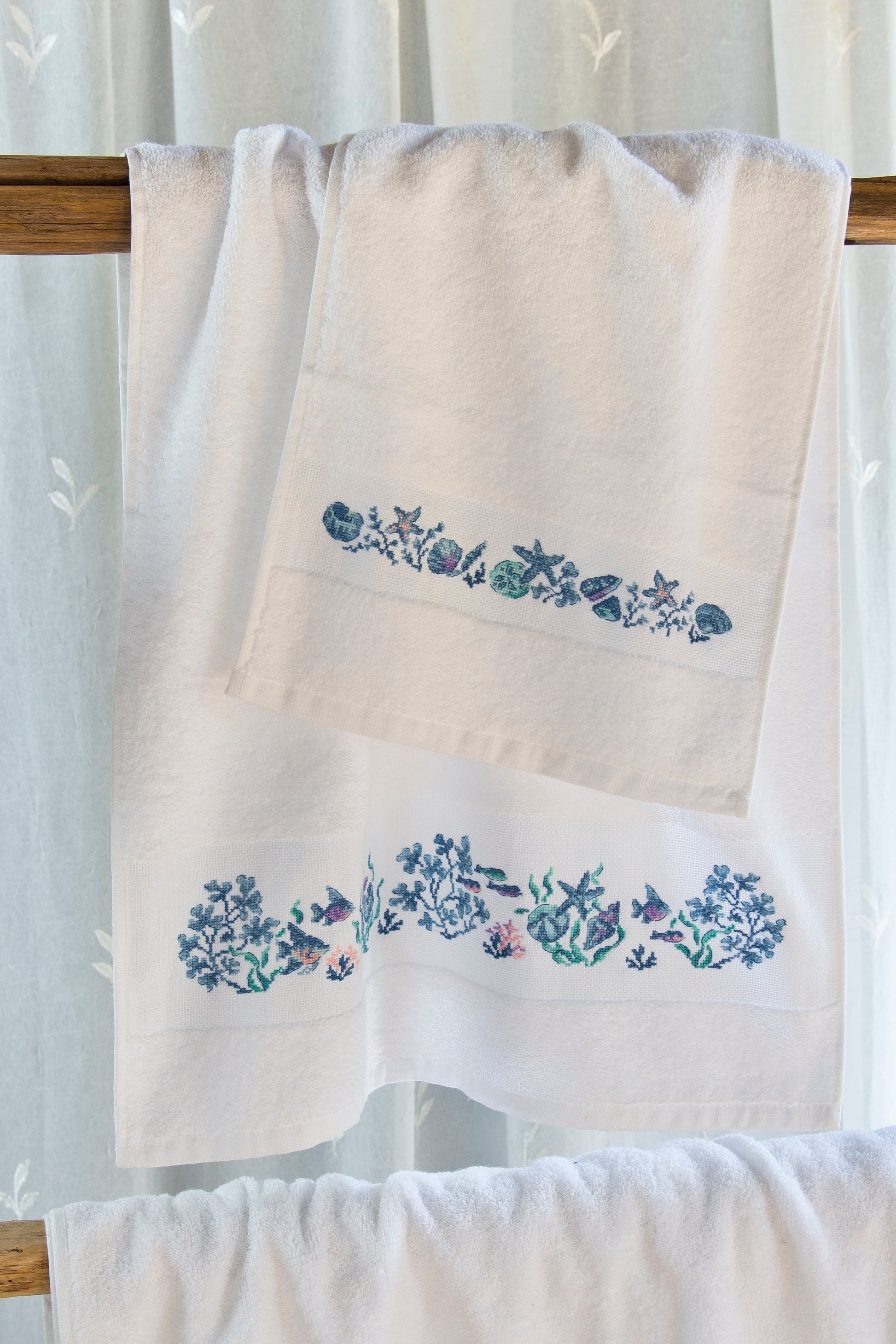 Grille point de croix : linge de bain à broder sur Aïda blanc. 4 tailles (gant, serviette invité, serviette, drap). 8 pages DMC. Dessiné par V. Enginger.
