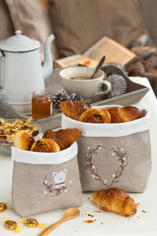 Grille broderie point de croix : panieres petit-dejeuner a broder sur lin bis. Par J. Lentini, DMC, 6 pages.
