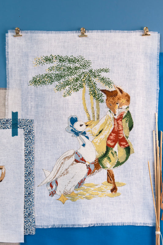 Grille point de croix Le renard Tod et l'oie dans un décor floral champêtre – Motif broderie conte, Création Point de Croix
