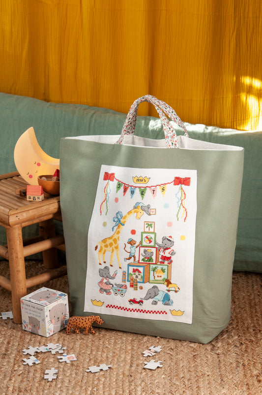 Grille point de croix : sac à jouets Babar brodé sur lin DMC. Motif 120×170 pts, env. 22×31 cm. Imprimé symboles & couleurs. 