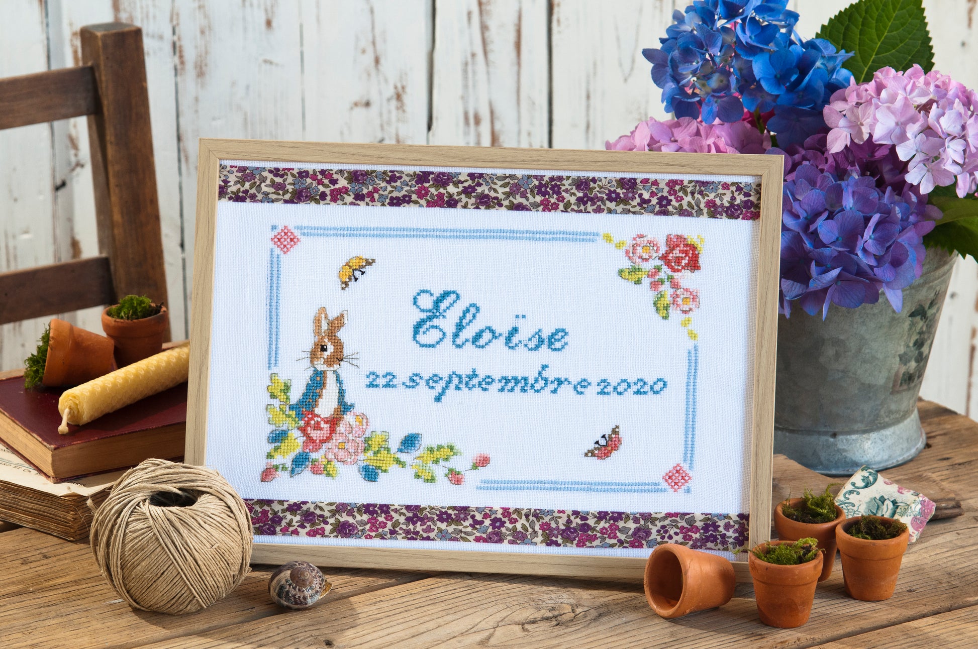 Grille point de croix : tableau de naissance Pierrot-Lapin sur lin blanc DMC. Motif 130 × 80 pts, env. 23,6 × 14,5 cm. Imprimé symboles & couleurs, 6 pages.