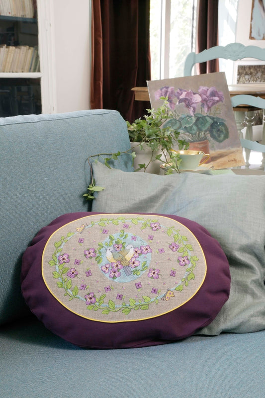 Grille de broderie point de croix : Le temps des violettes, coussin et oiseaux. 114x157 points, 4 pages, couleurs DMC. Lin bis.