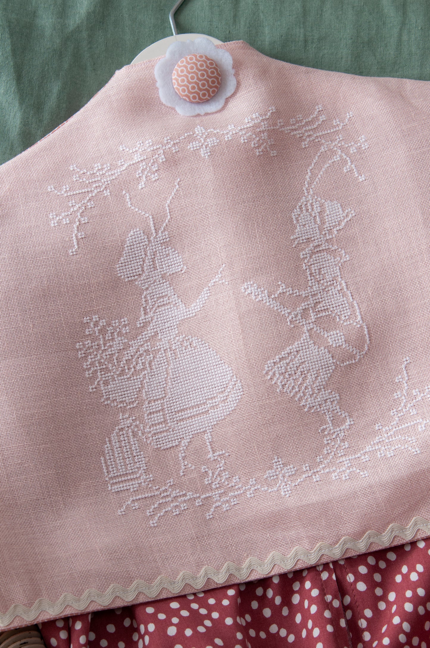 Grille de broderie point de croix « Les fables » par P. Samouiloff : 3 fables de La Fontaine à broder sur lin blanc 11 fils. DMC, 6 pages, motif 20 x 23,63 cm.
