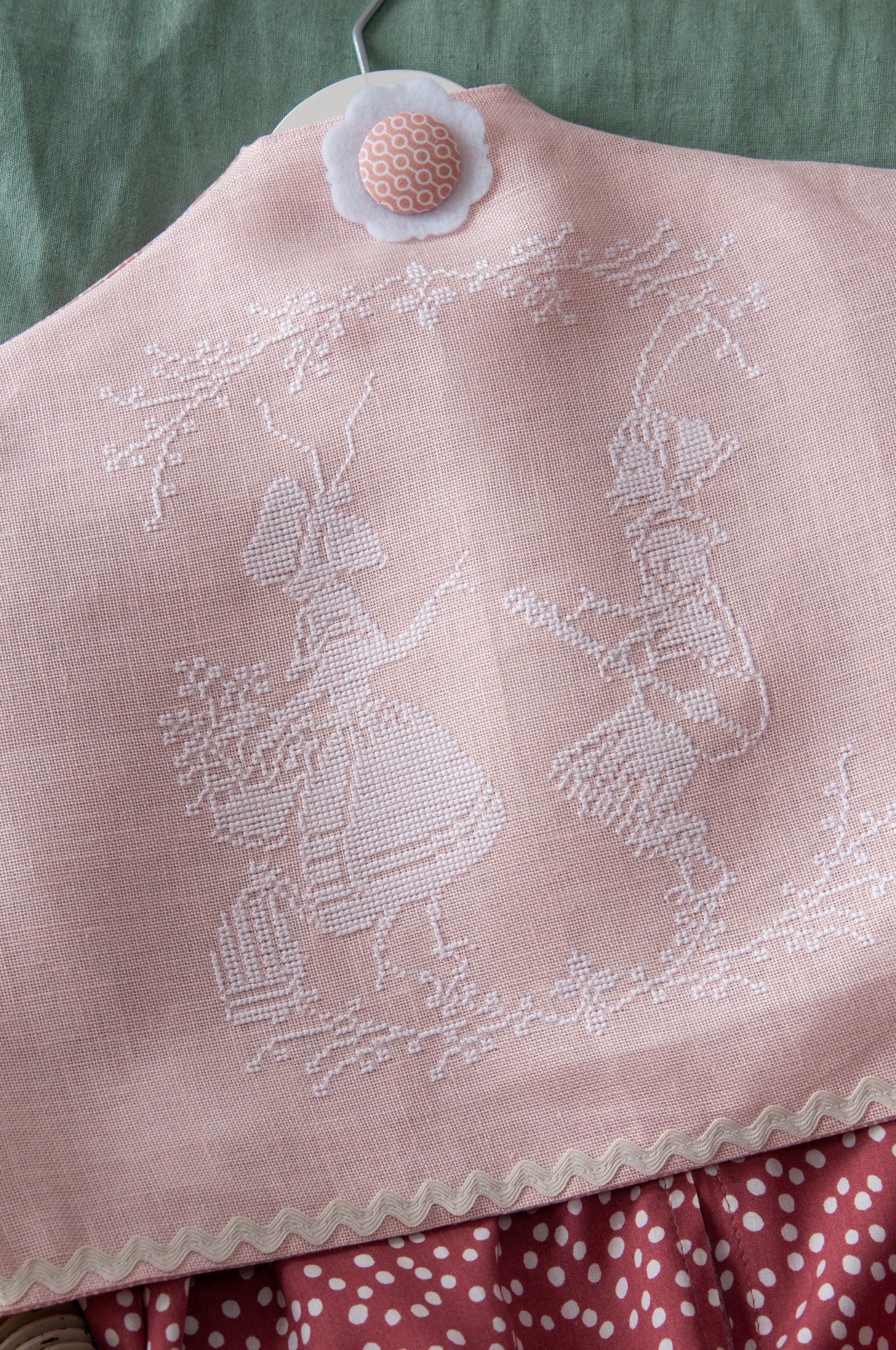 Grille de broderie point de croix « Les fables » par P. Samouiloff : 3 fables de La Fontaine à broder sur lin blanc 11 fils. DMC, 6 pages, motif 20 x 23,63 cm.