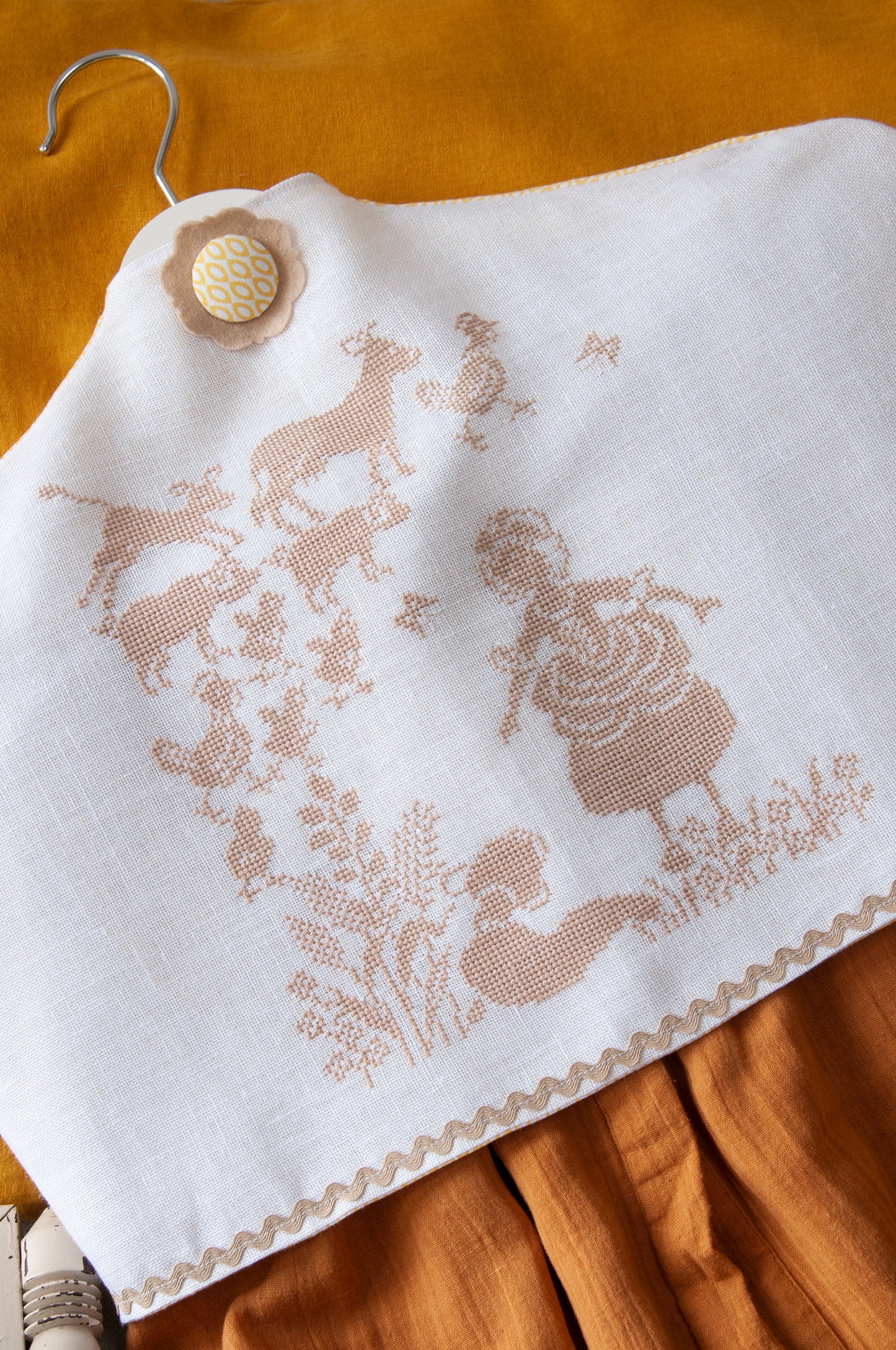 Grille de broderie point de croix « Les fables » par P. Samouiloff : 3 fables de La Fontaine à broder sur lin blanc 11 fils. DMC, 6 pages, motif 20 x 23,63 cm.