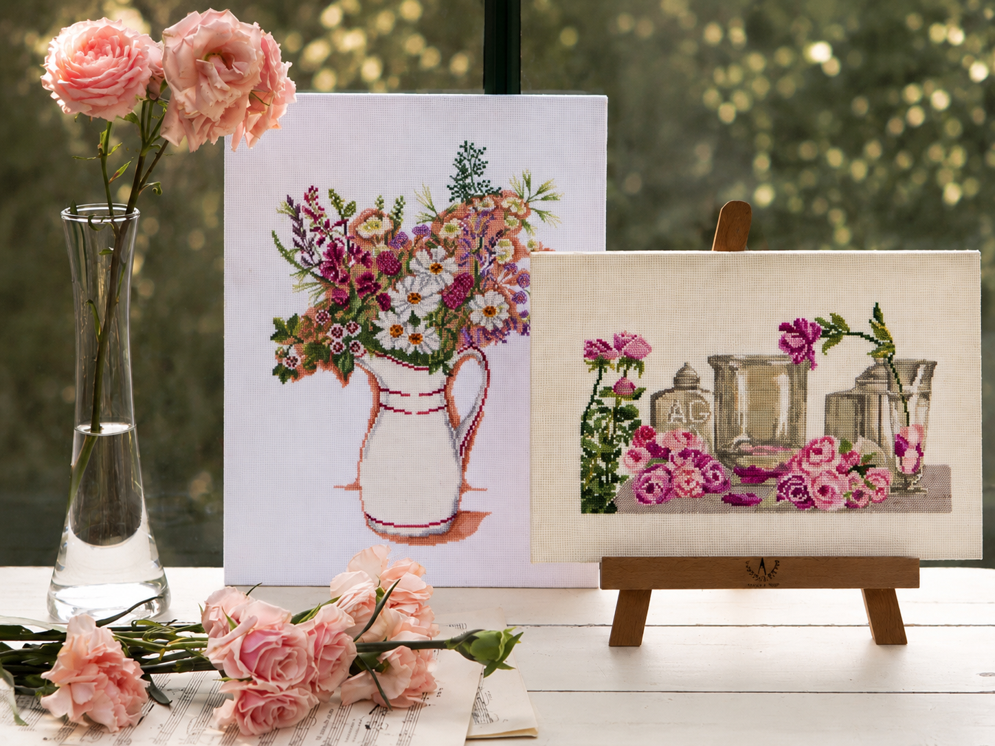 Grille point de croix – Les fleurs à encadrer : généreux bouquet printanier de marguerites et fleurs sauvages débordant d'une cruche ancienne sur toile Aïda blanc ou beige DMC – Création Point de Croix