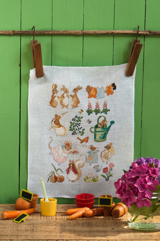Grille broderie point de croix : 2 planches de motifs Pierrot-Lapin par Beatrix Potter. Symboles + couleurs DMC, 6 pages. Idéal cadeaux enfant.
