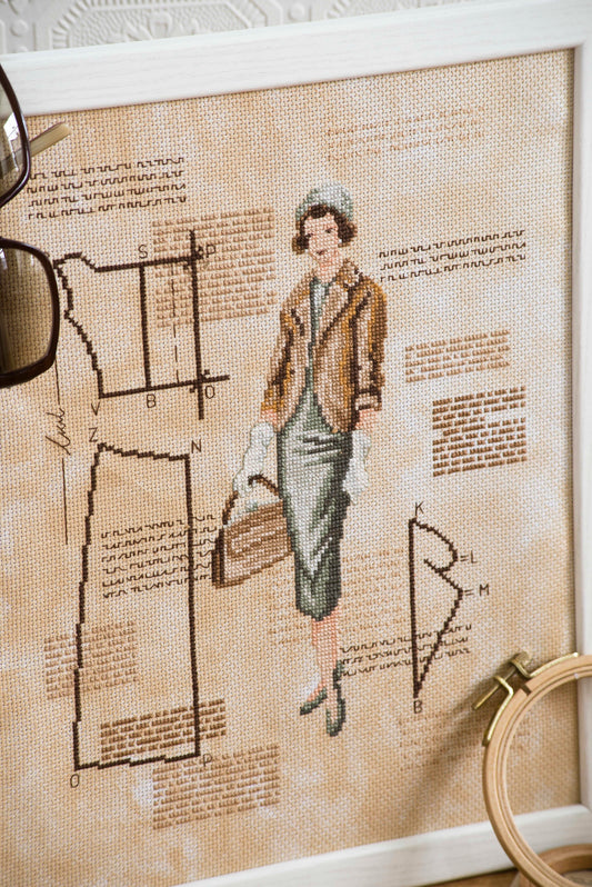 Grille de broderie point de croix : Les élégantes, le tailleur, mode XXᵉ siècle. 165x128 points, 6 pages, couleurs DMC. Aïda naturel.