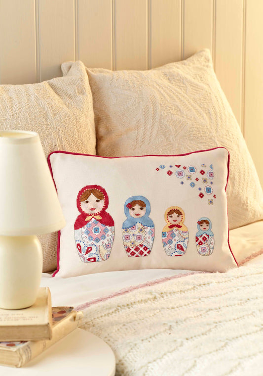 Grille broderie point de croix : coussin matriochkas style russe par Angela Poole. Motif 17 x 27 cm, imprimée en couleur sur 4 pages. Réf. DMC incluses.