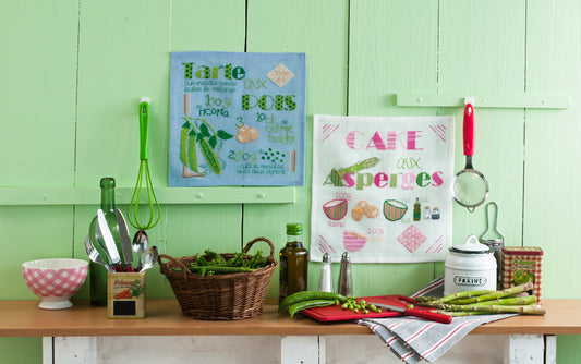 Grille point de croix – Les recettes brodées : cake aux asperges sur lin blanc et tarte aux pois sur lin bleu jeans 12 fils/cm, tableaux culinaires gourmands inspirés des carnets de cuisine familiaux – Marylène Verstraete (Les Fanfreluches de Mary) & Création Point de Croix