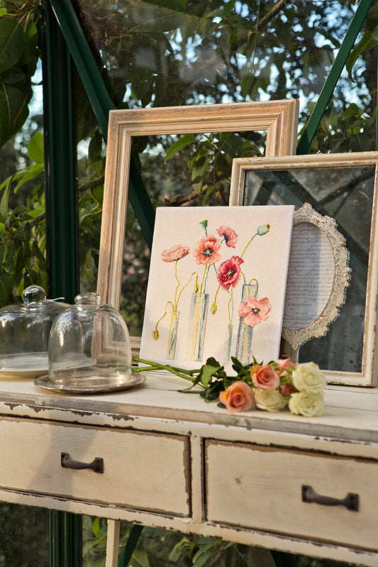 Grille point de croix – Les soliflores : fleur majestueuse aux pétales finement nuancés dans un soliflore, format vertical inspiré des illustrations botaniques anciennes, toile Aïda blanc ou beige DMC – Création Point de Croix"