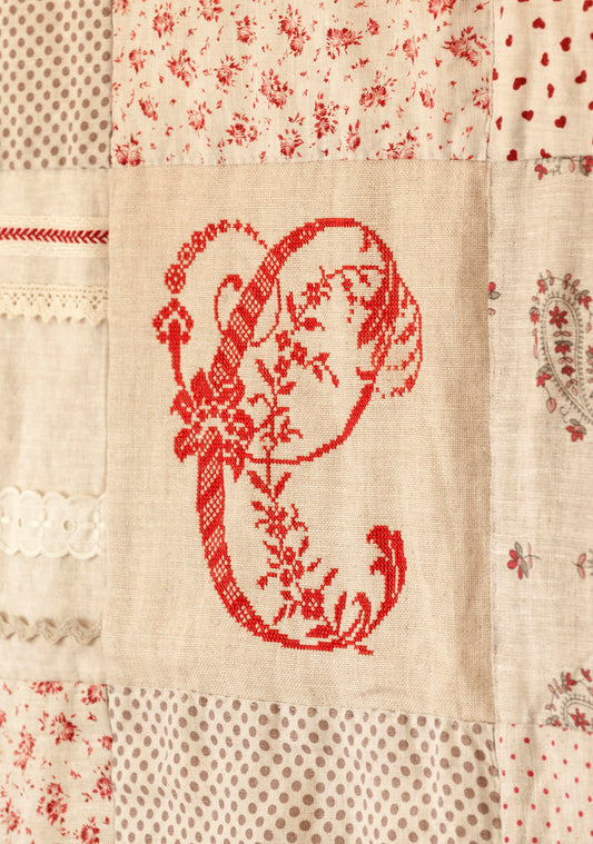 Grille de broderie point de croix : linge de maison et abécédaire. Points rouges sur lin blanc. 12 pages, couleurs DMC.