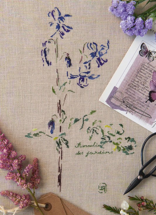 Grille point de croix : ancolies brodées, composition florale aérienne. 185×306 pts, lin 11 fils/cm ou Aïda 5,5 pts/cm. 6 pages couleur, réf. DMC.
