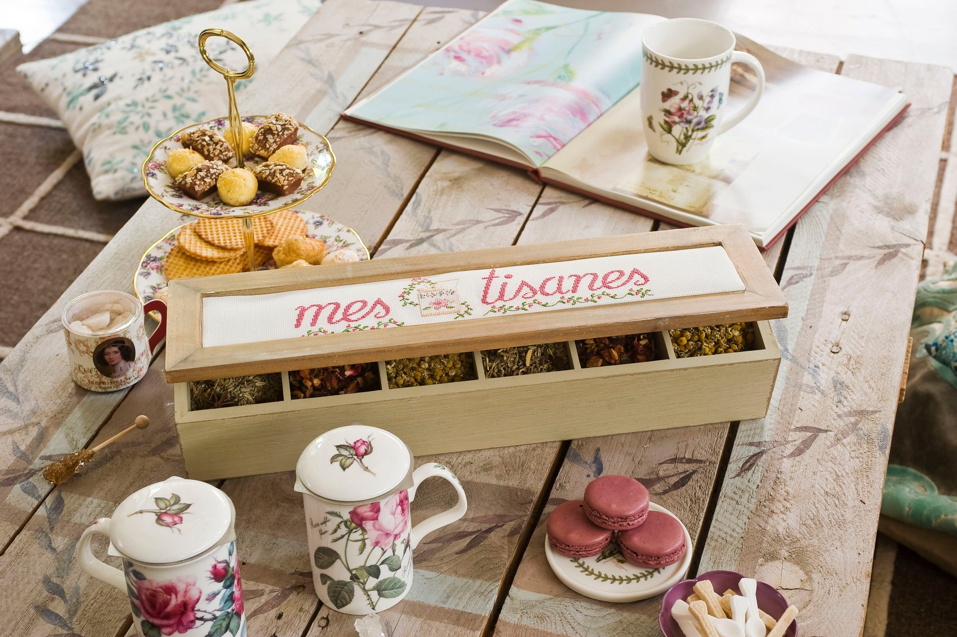Grille point de croix Ma Boîte à Tisanes par Création Point de Croix. Menthe, tilleul et fleurs brodés, DMC sur 6 pages. Format fini env. 8,7×33,6 cm sur Aïda.