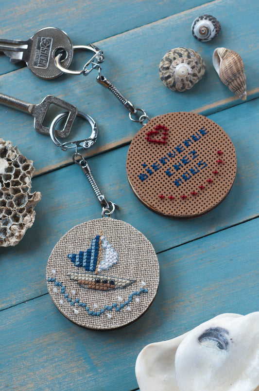 Grille de broderie point de croix « Ma maison au bord de l'eau » par F. Dieuzaide : 5 accessoires marins sur lin bis 12 fils. DMC, 8 pages – cadre, album, pancarte, vide-poche.