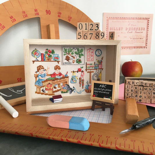 Grille de broderie point de croix : ma petite école par Les Brodeuses Parisiennes. Réf. DMC incluse. À broder sur Aïda ou lin. Création Point de Croix.