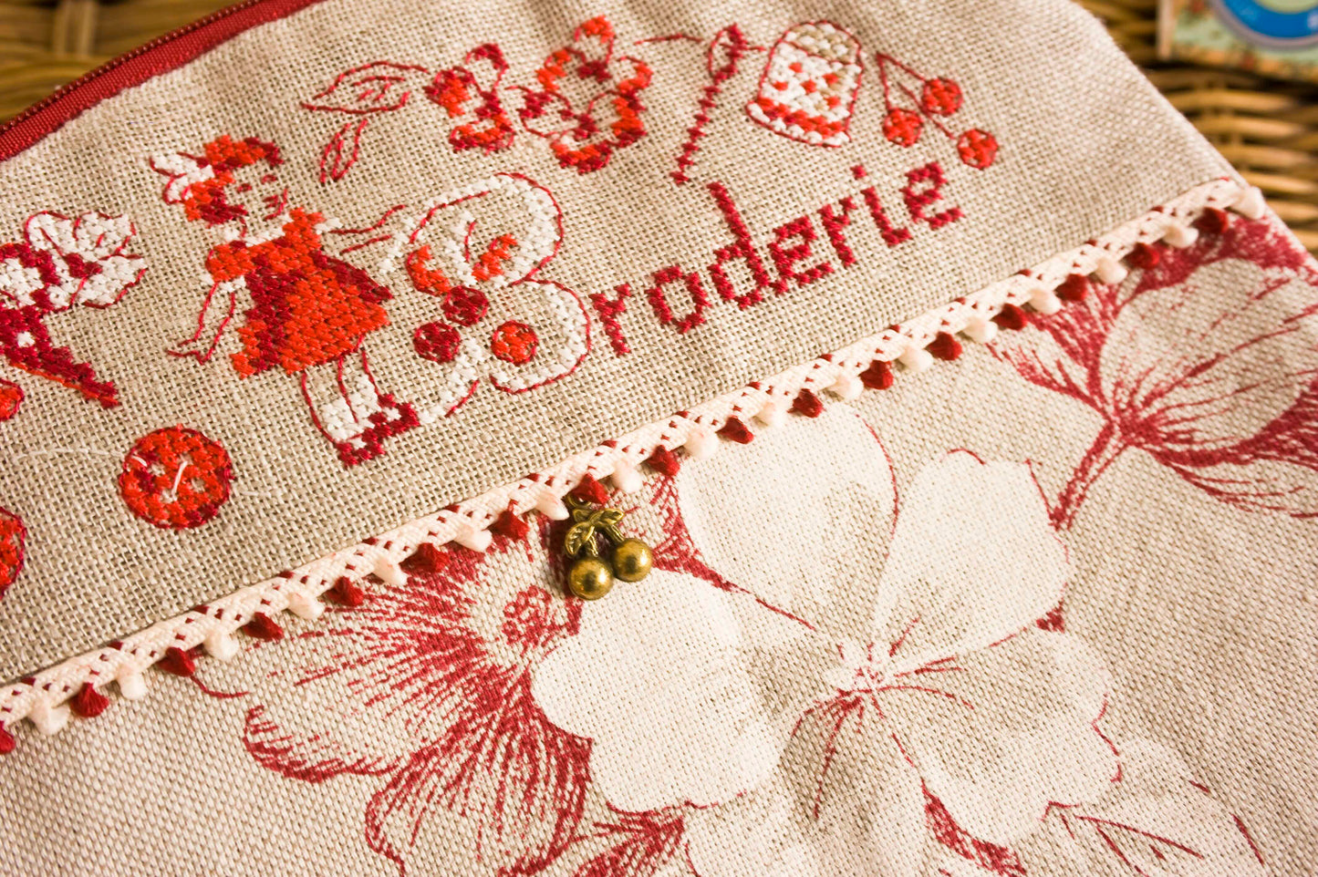 Grille de point de croix trousse à ouvrage motif cerise. Sur lin 11 fils ou Aïda 5,5 pts bis. Imprimée avec symboles et couleur DMC sur 6 pages.