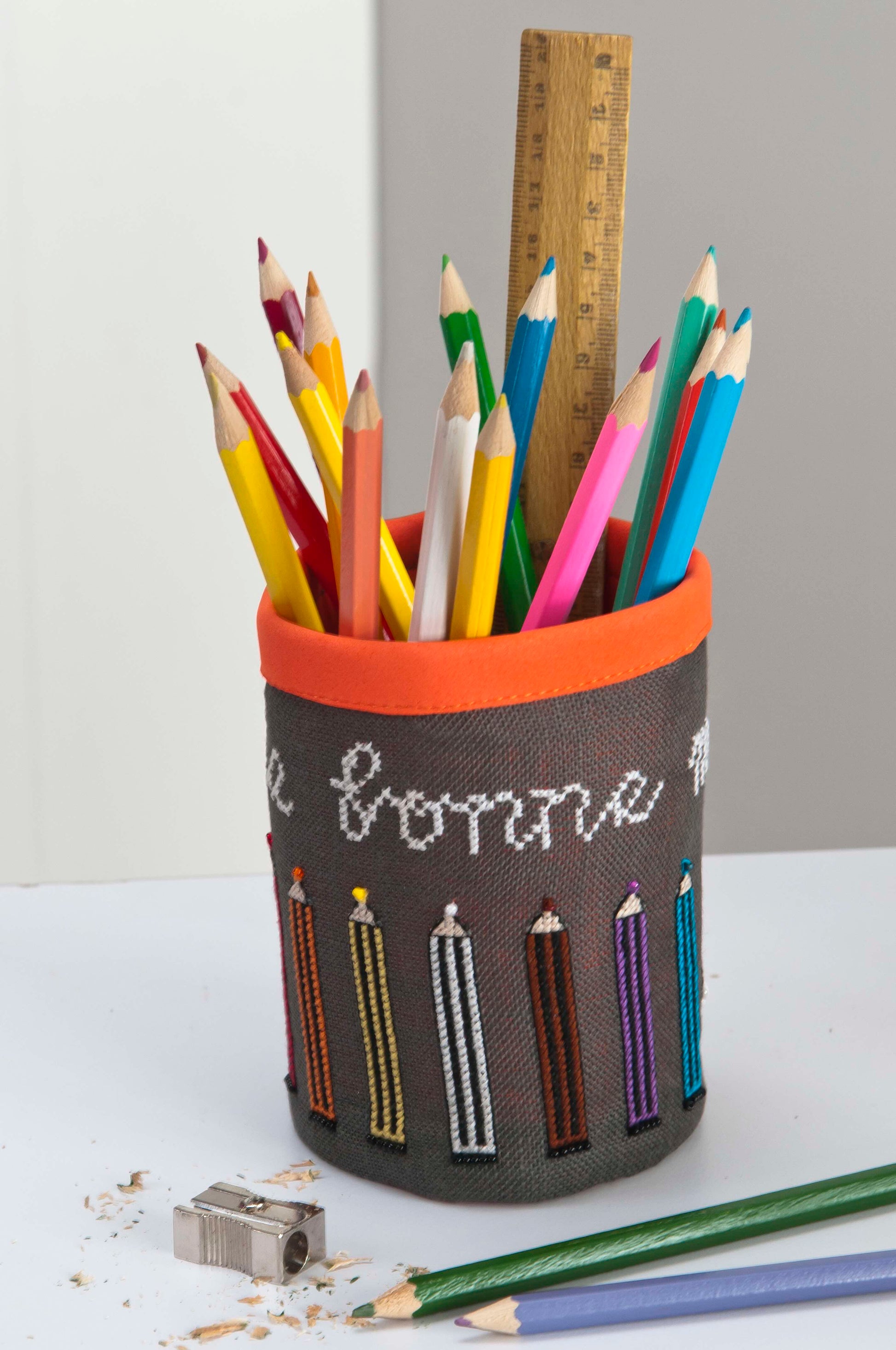 Grille broderie point de croix : valise, trousse et pot à crayons. 8 pages, symboles et couleurs DMC. Lin flanelle 12 fils.