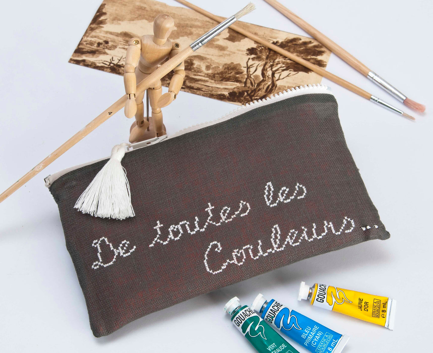 Grille broderie point de croix : valise, trousse et pot à crayons. 8 pages, symboles et couleurs DMC. Lin flanelle 12 fils.