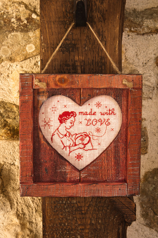 Grille point de croix : motif Made with Love pour mamans brodeuses sur lin bis. 111 x 129 points (20,18 x 23,45 cm), 4 pages, DMC.