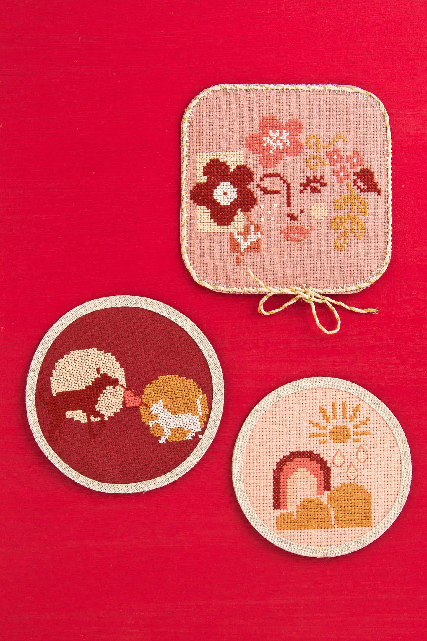 Grille point de croix : 4 magnets colorés à broder sur Aïda. Arc-en-ciel, chien & chat, soleil, visage. 6 pages DMC. Déco originale pour petits et grands.