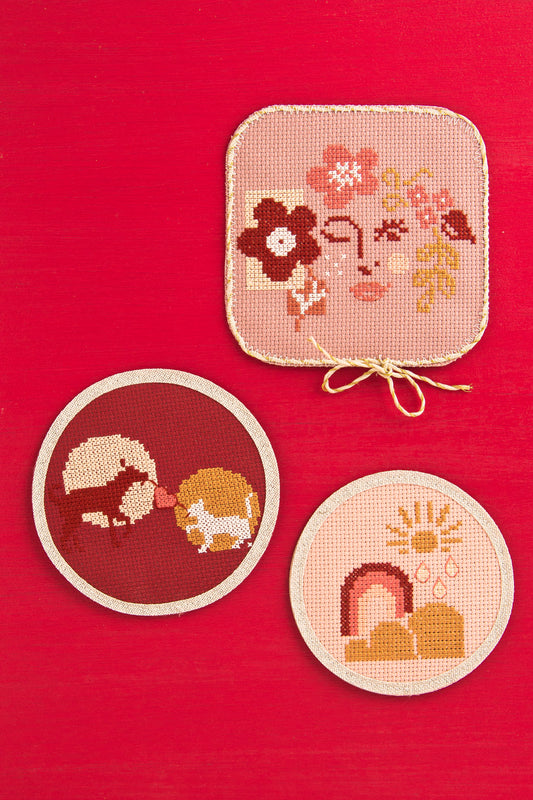 Grille point de croix : 4 magnets colorés à broder sur Aïda. Arc-en-ciel, chien & chat, soleil, visage. 6 pages DMC. Déco originale pour petits et grands.