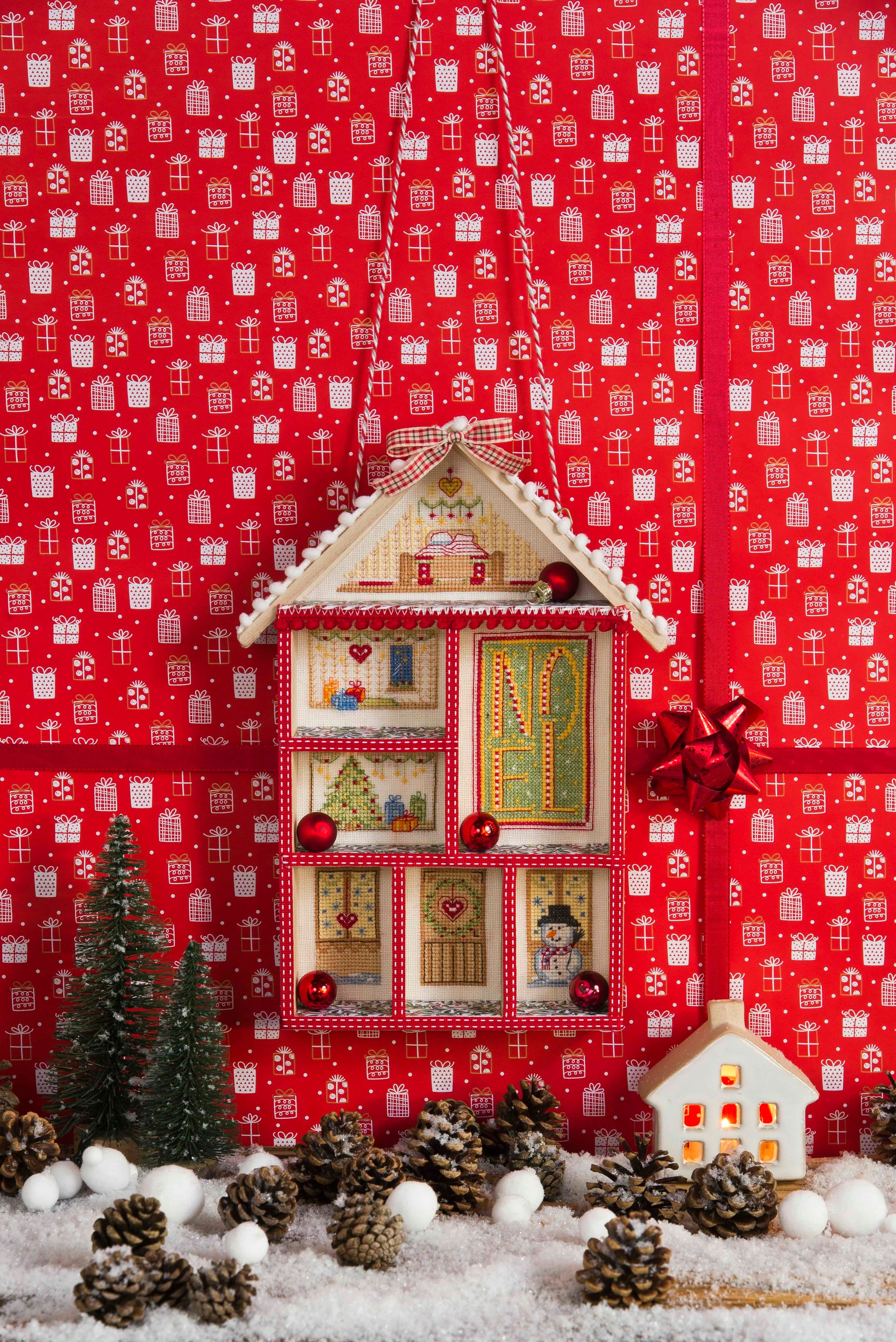 Grille de broderie point de croix : maisonnette de Noël en bois. Réf. DMC incluse. À broder sur Aïda ou lin. Création Point de Croix.