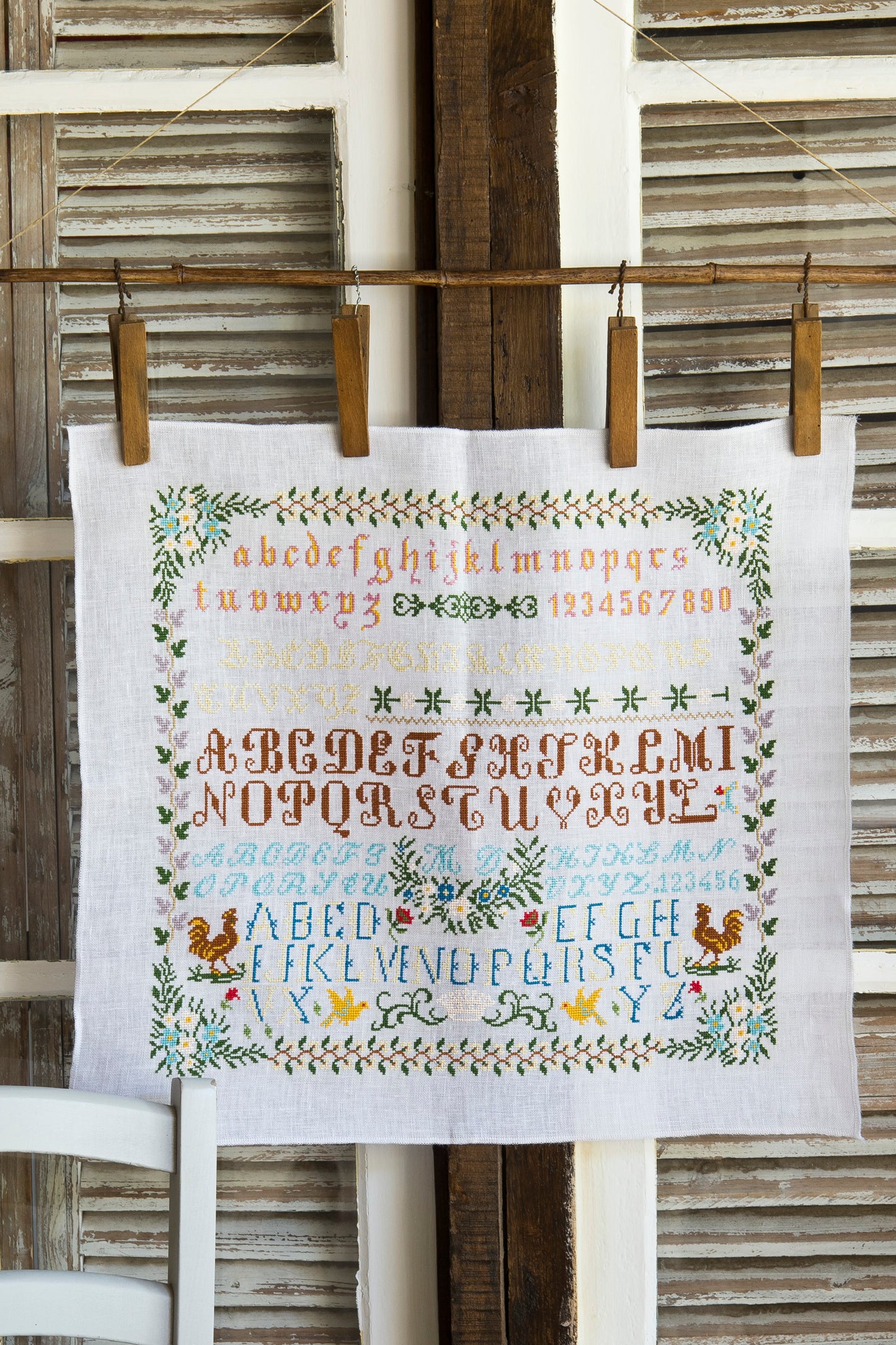 Grille de broderie point de croix : marquoir ABC Coq, sampler traditionnel. Réf. DMC incluse. À broder sur lin. Création Point de Croix.